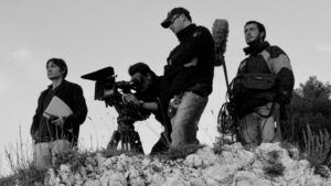 Trois techniciens de La maison du cinéma Toulouse en pleine prise de vue.