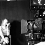Femme filmée par une caméra dans La maison du cinéma Toulouse.