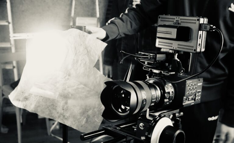 Personne utilisant une caméra de film dans un studio.