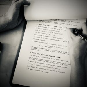 Personne écrivant un script pour La maison du cinéma Toulouse.