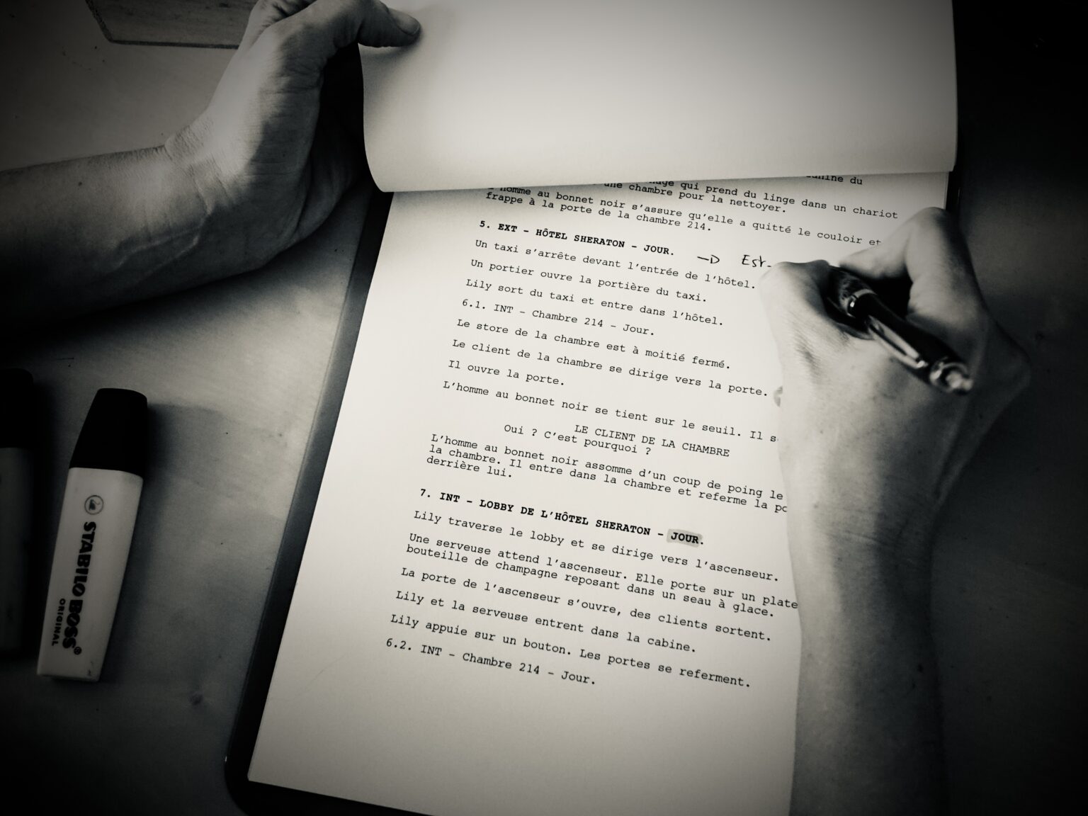 Personne écrivant un script pour La maison du cinéma Toulouse.