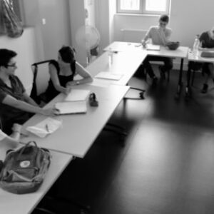 Étudiants travaillant à des bureaux dans La maison du cinéma Toulouse.