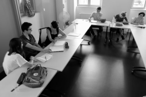 Étudiants travaillant à des bureaux dans La maison du cinéma Toulouse.