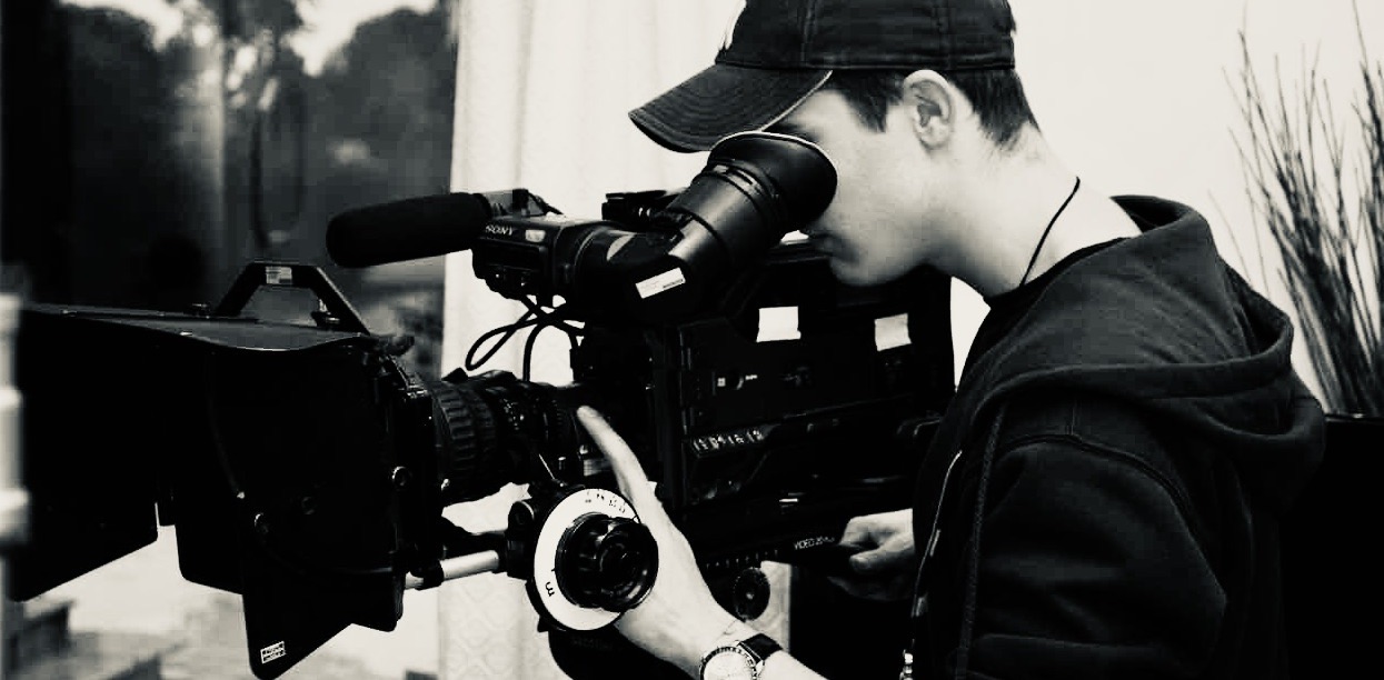 Photographe utilisant une caméra professionnelle.