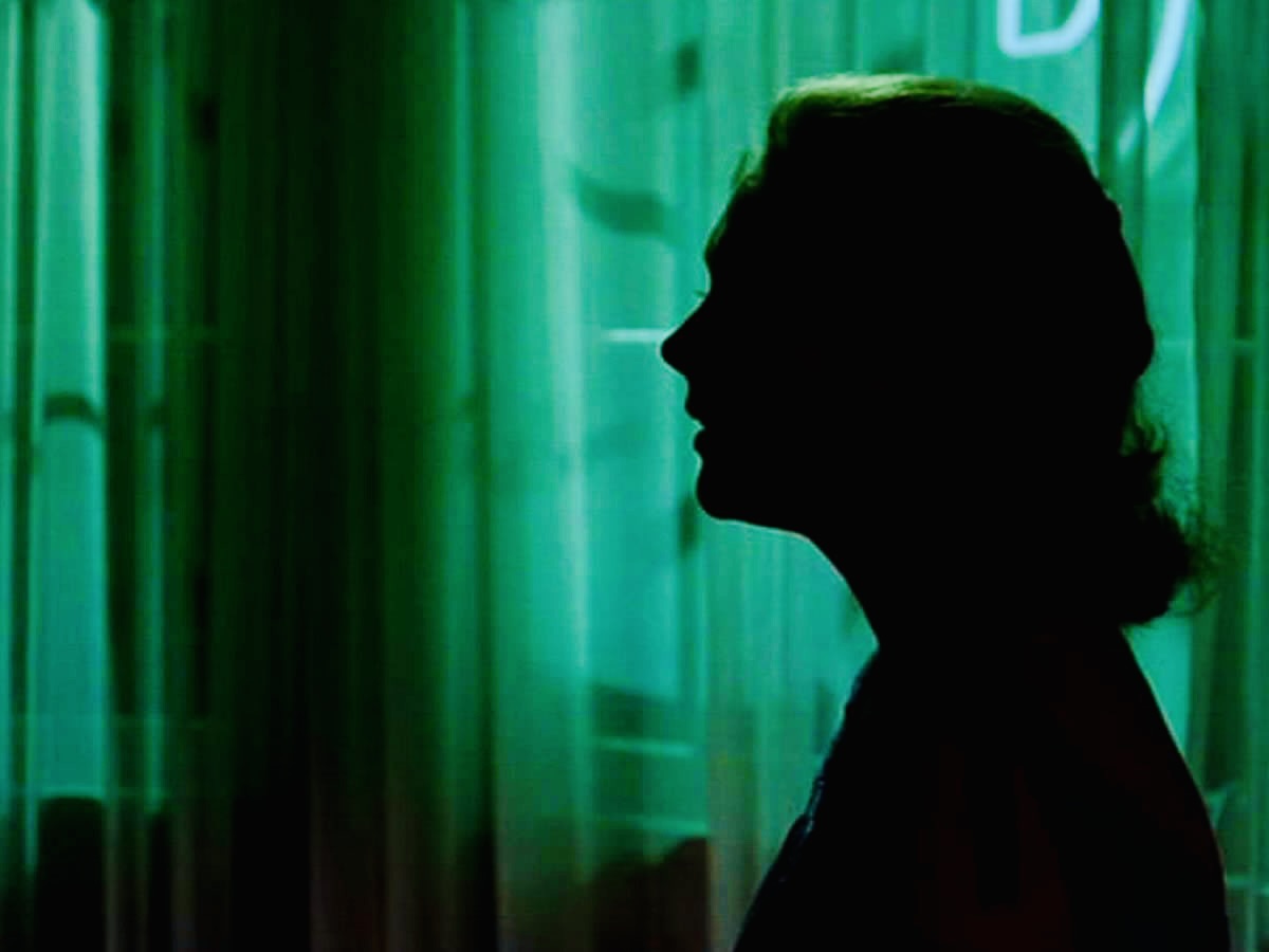 Silhouette féminine sur fond vert, La maison du cinéma Toulouse.