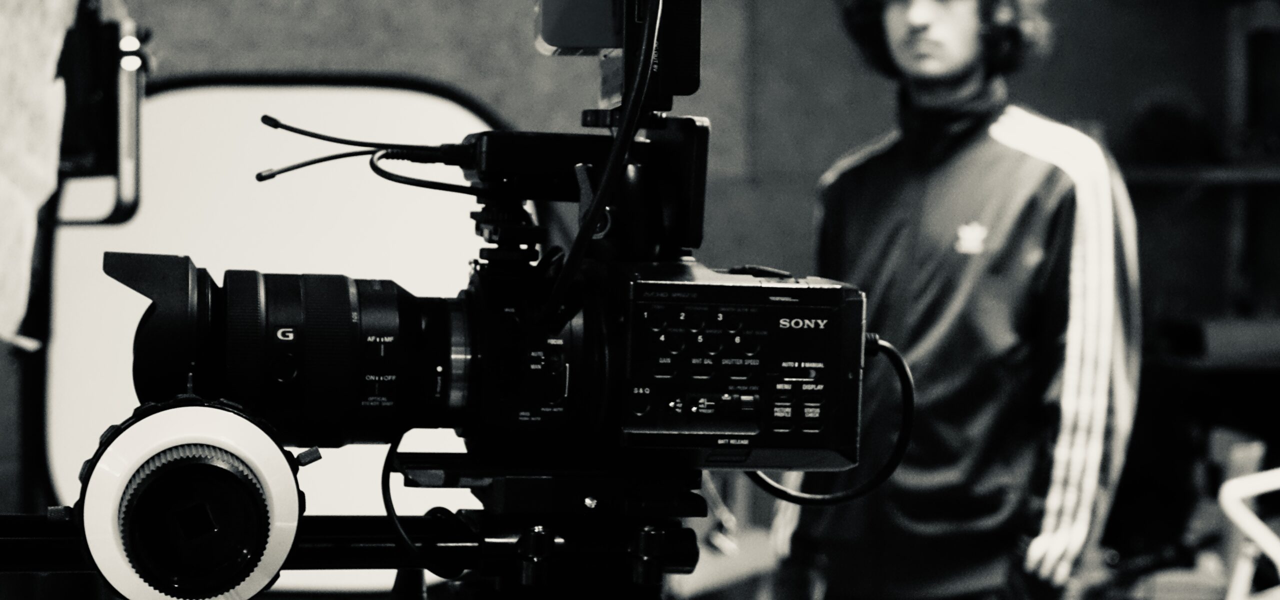 Caméra Sony sur trépied, film. La maison du cinéma Toulouse.