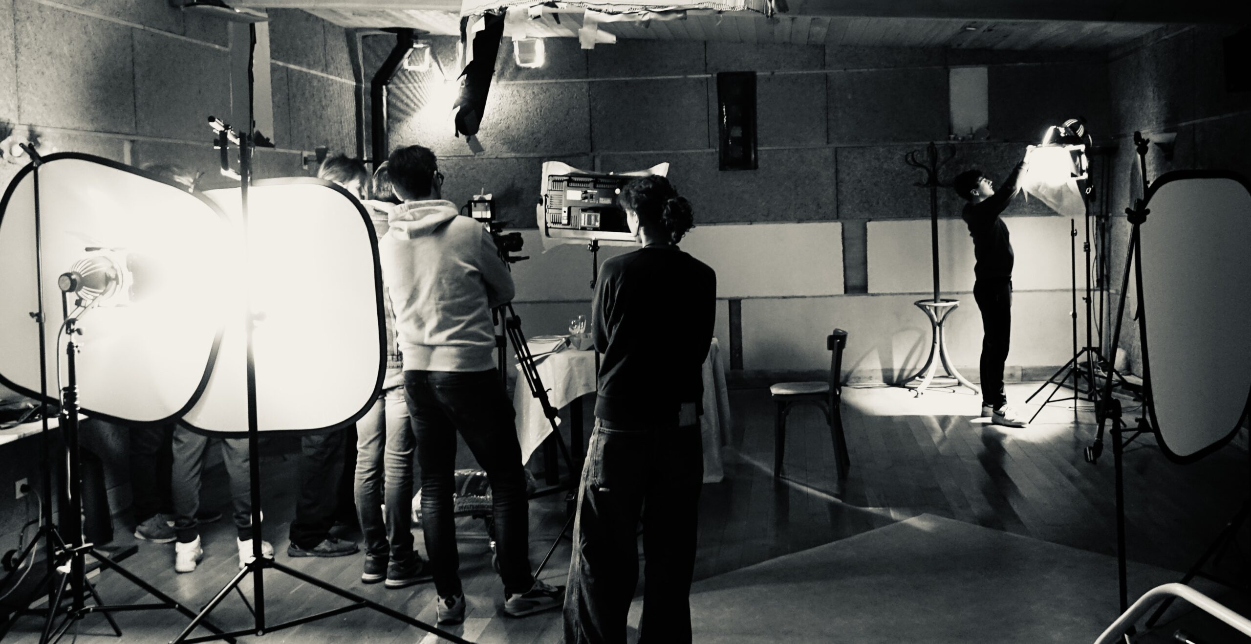 Photographie en noir et blanc sur le tournage d'un film.